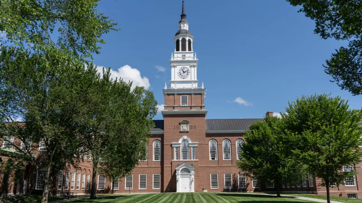 Dartmouth-provost stapt op na verzwegen AI-gebruik in zijn teksten