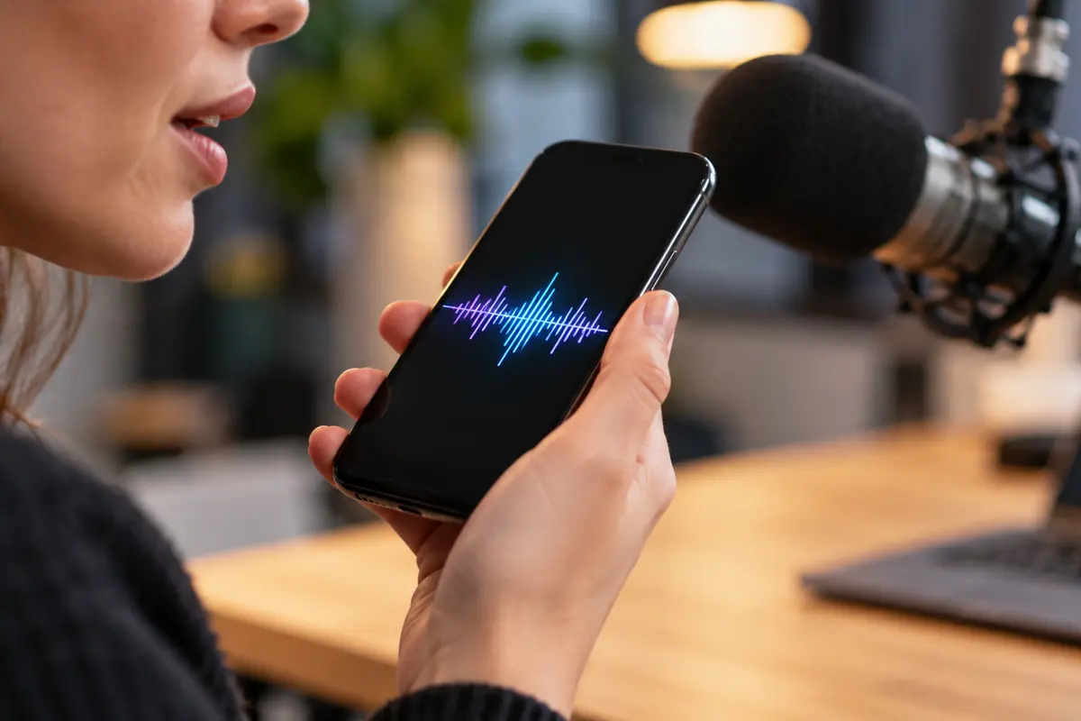 TalkRadio laat luisteraars doorvragen bij een AI-nieuwslezer