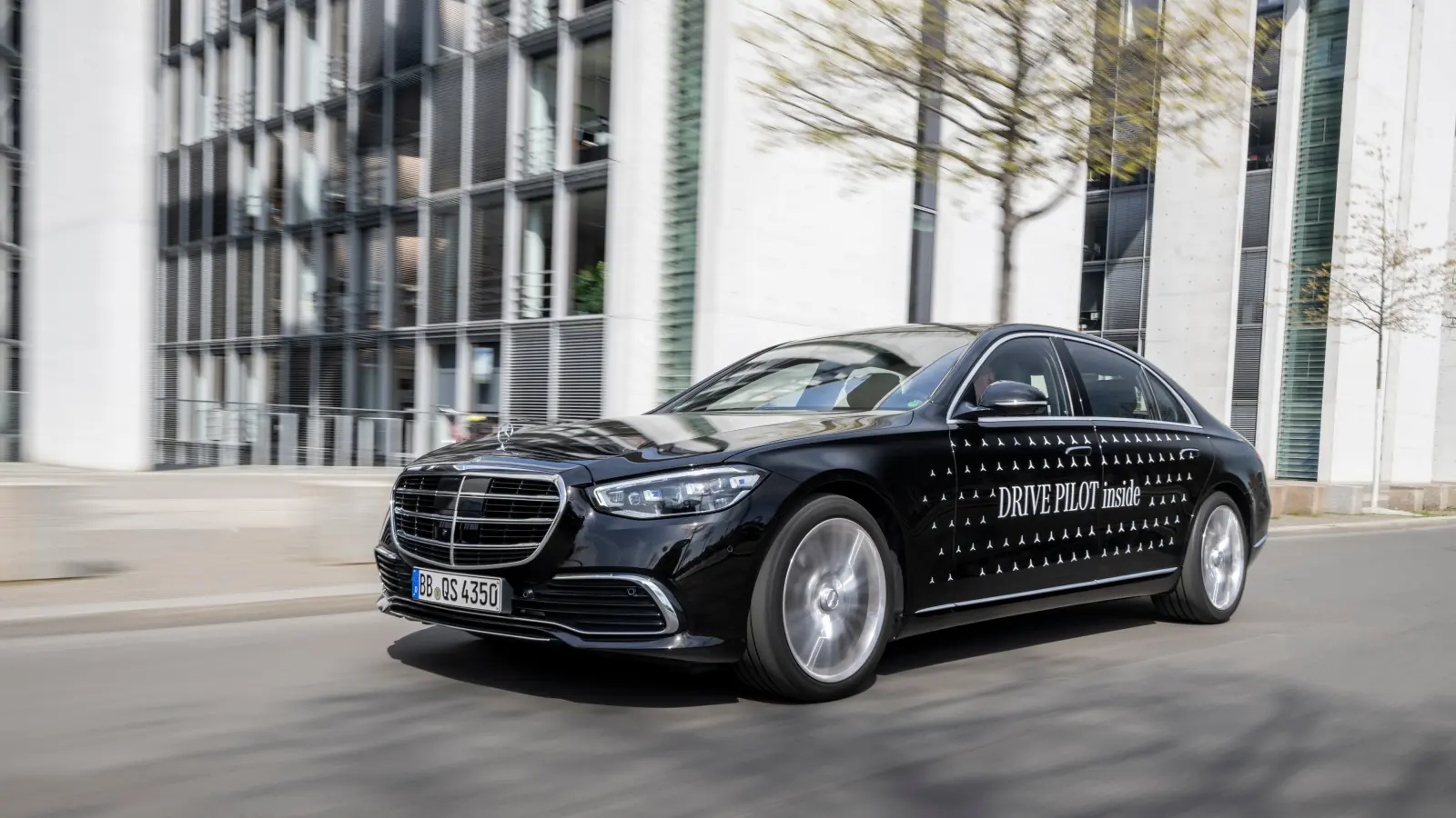 VS wil dat robotaxi's met cyaan lampje laten zien dat AI rijdt